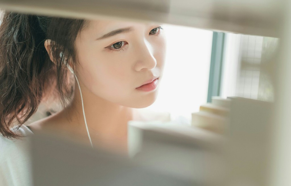 “夫君~”一名美妇带着一股慵懒的风情来到刘璝身后，轻声唤道。